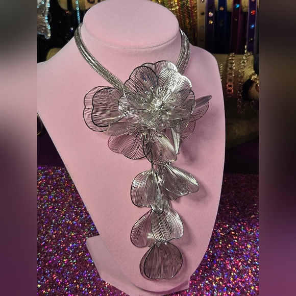 SOLD!!!STUNNING STATEMENT NECKLACE - Picture 3 of 8